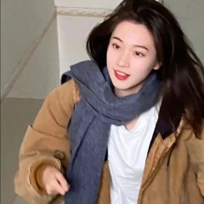 在塑料泡沫的男孩